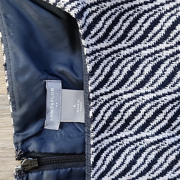 Elegant Black and White Women's Dress - Picture 2 of 11